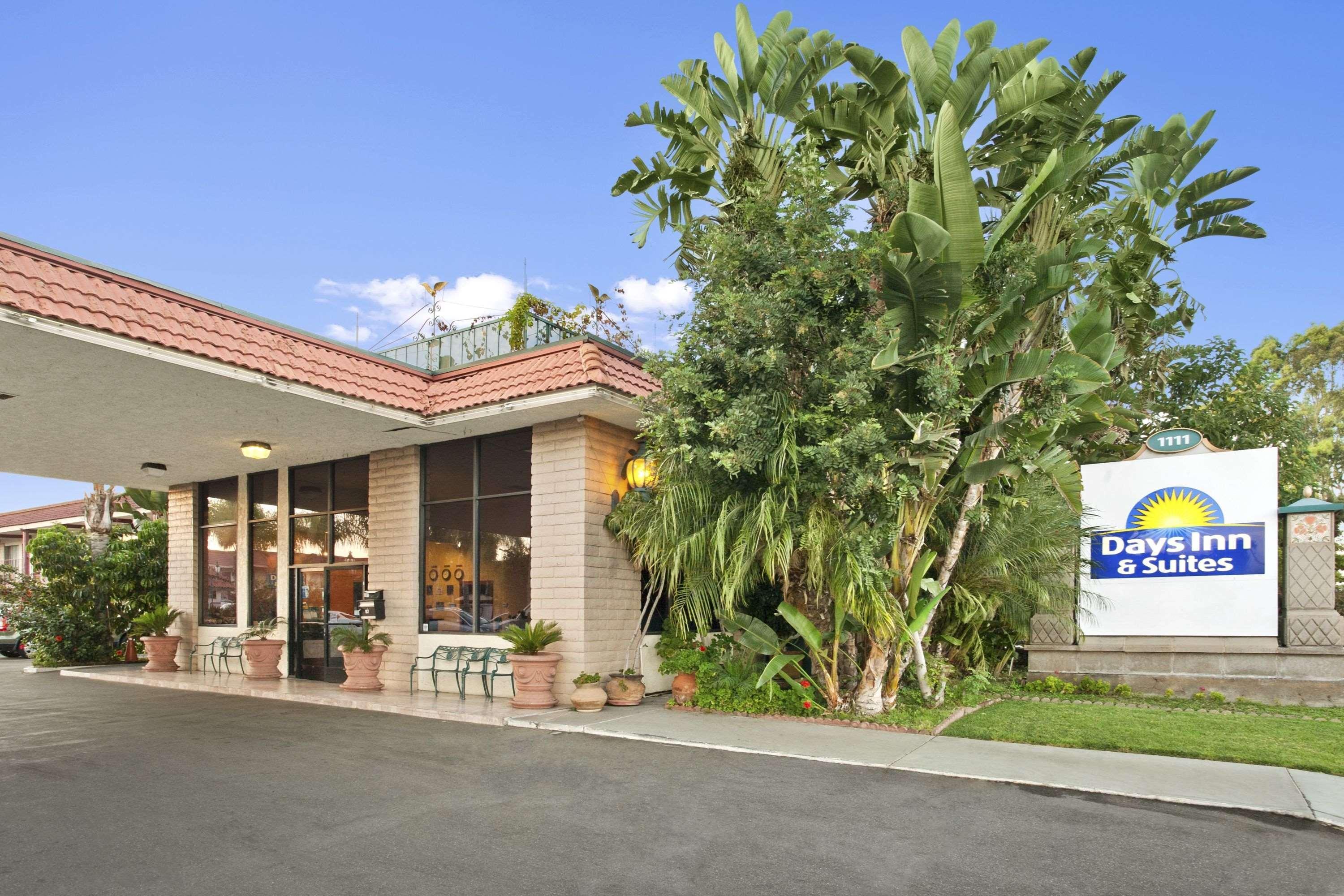 Days Inn & Suites By Wyndham Anaheim At Disneyland Park Exteriér fotografie