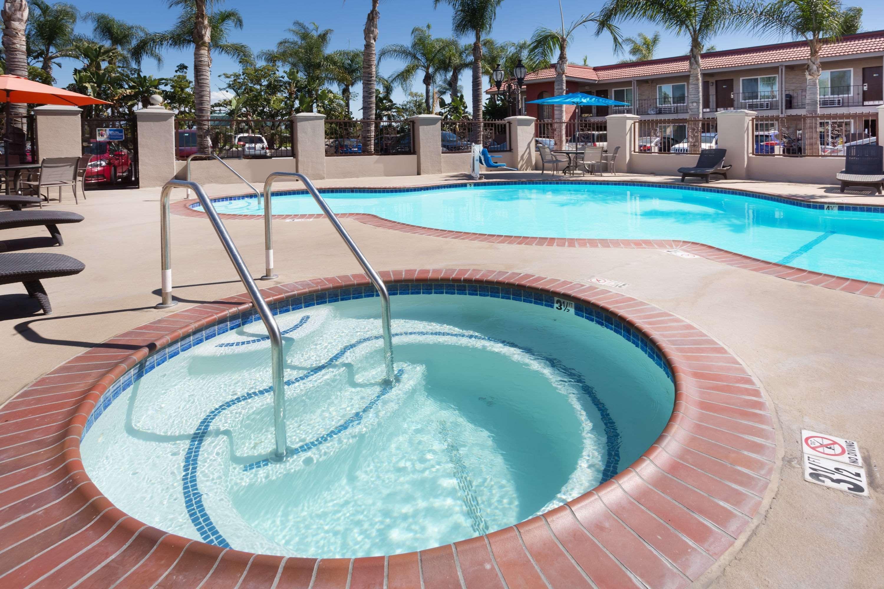 Days Inn & Suites By Wyndham Anaheim At Disneyland Park Exteriér fotografie