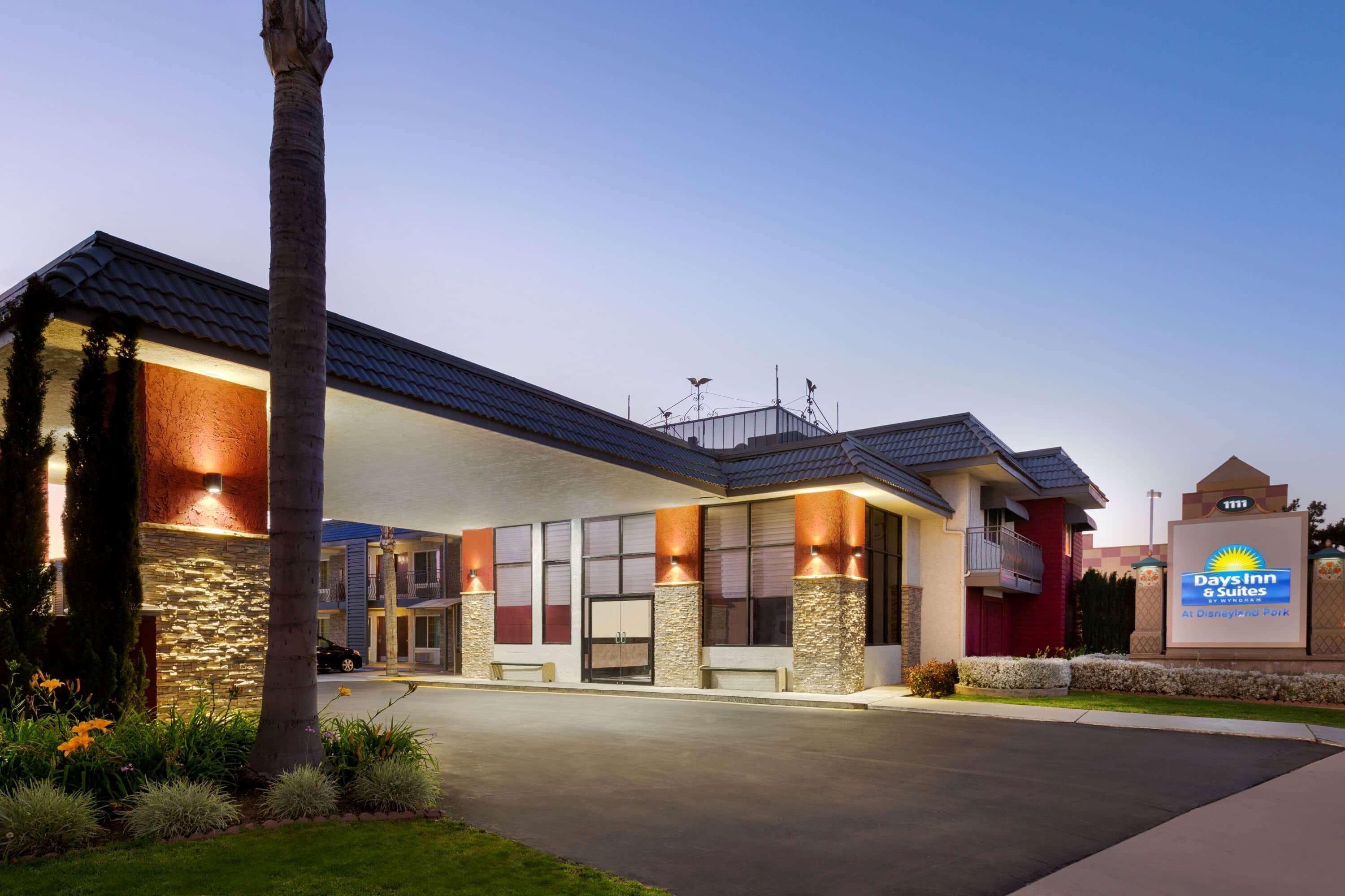 Days Inn & Suites By Wyndham Anaheim At Disneyland Park Exteriér fotografie
