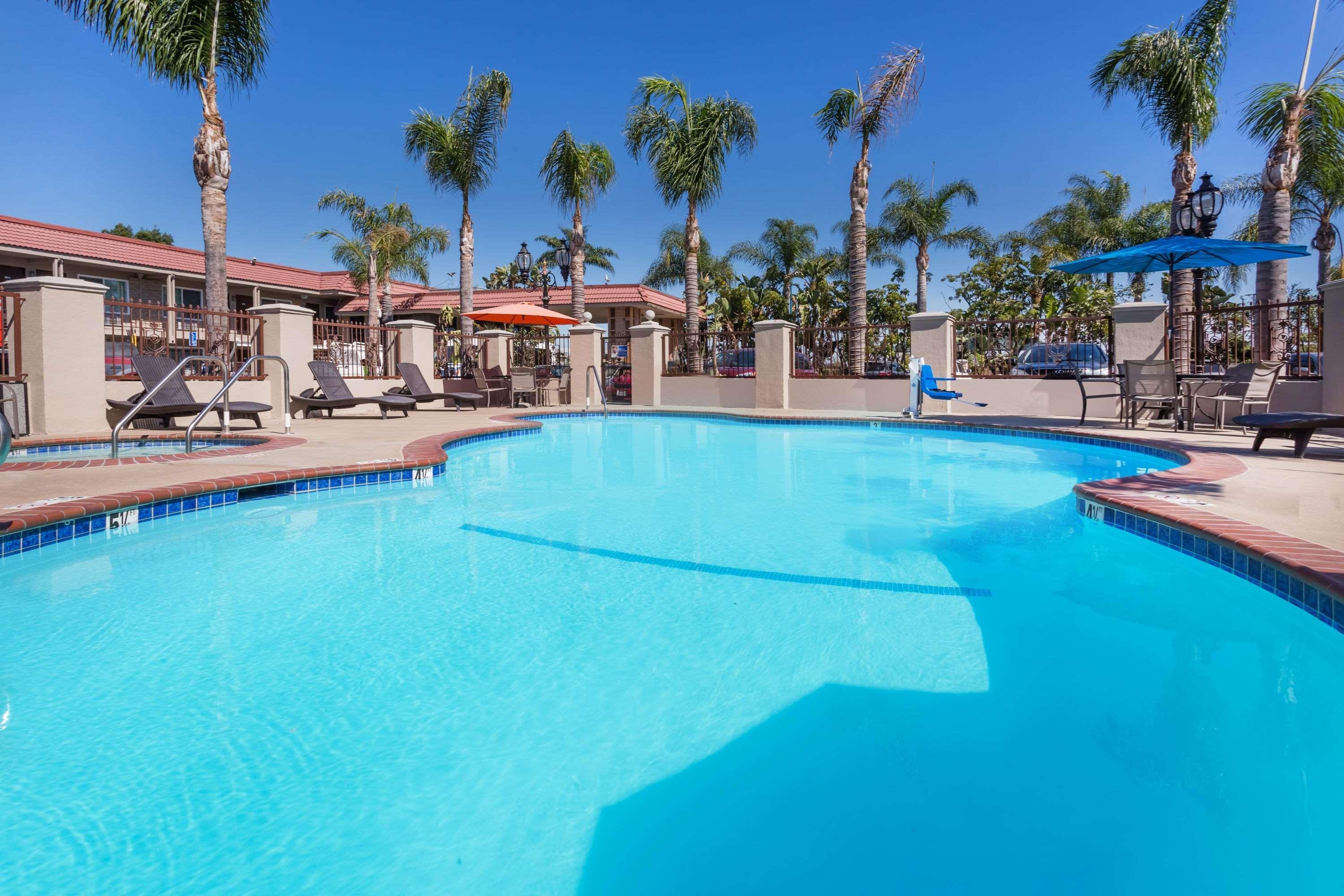Days Inn & Suites By Wyndham Anaheim At Disneyland Park Exteriér fotografie