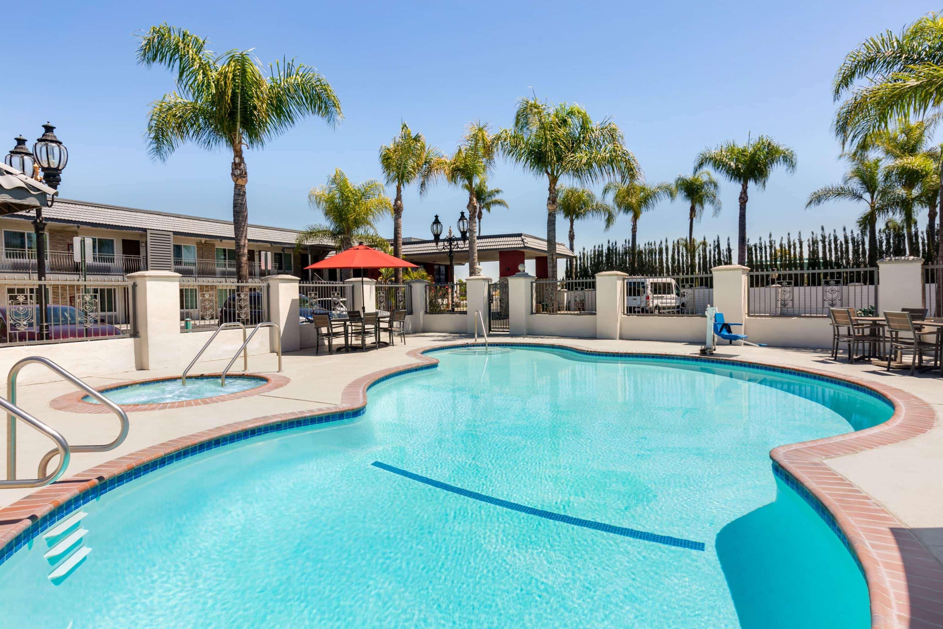 Days Inn & Suites By Wyndham Anaheim At Disneyland Park Exteriér fotografie