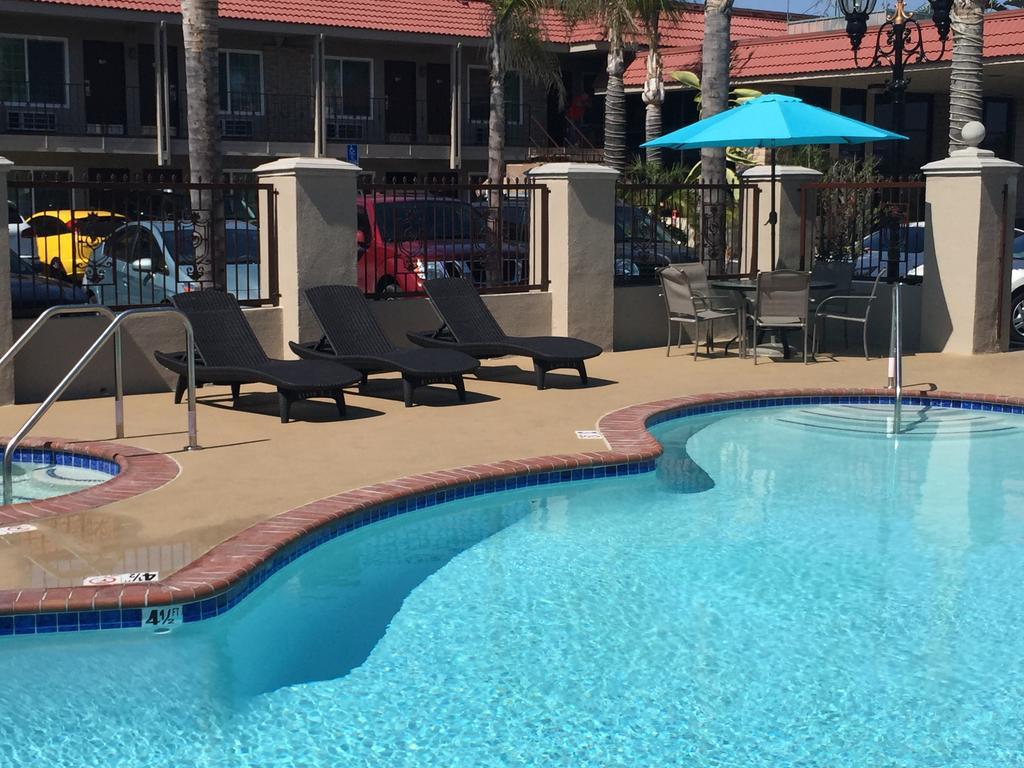 Days Inn & Suites By Wyndham Anaheim At Disneyland Park Exteriér fotografie